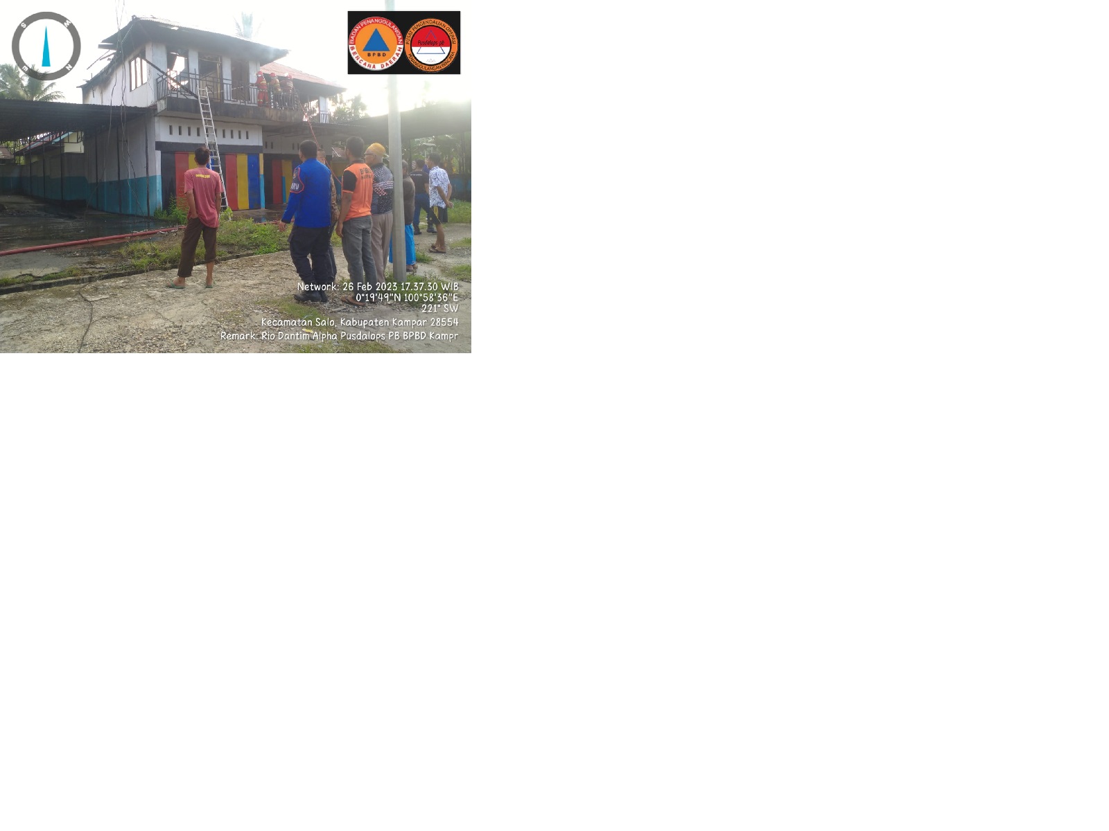 Tim BPBD bersama Damkar memadamkan api yang membakar rumah mantan anggota DPRD Kampar H Masnur di Desa Ganting, Kecamatan Salo, Kabupaten Kampar, Ahad (26/2/2023).